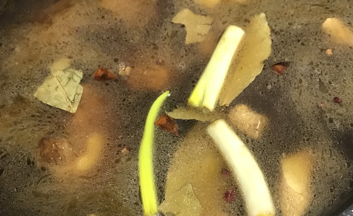红烧粉条炖鸡肉包包炒排骨菜好吃图片