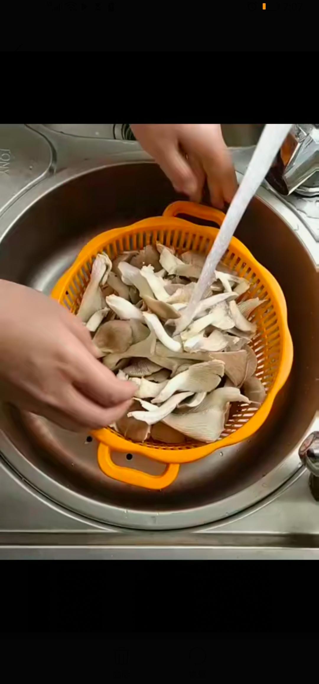 油炸蘑菇的做法 步骤1