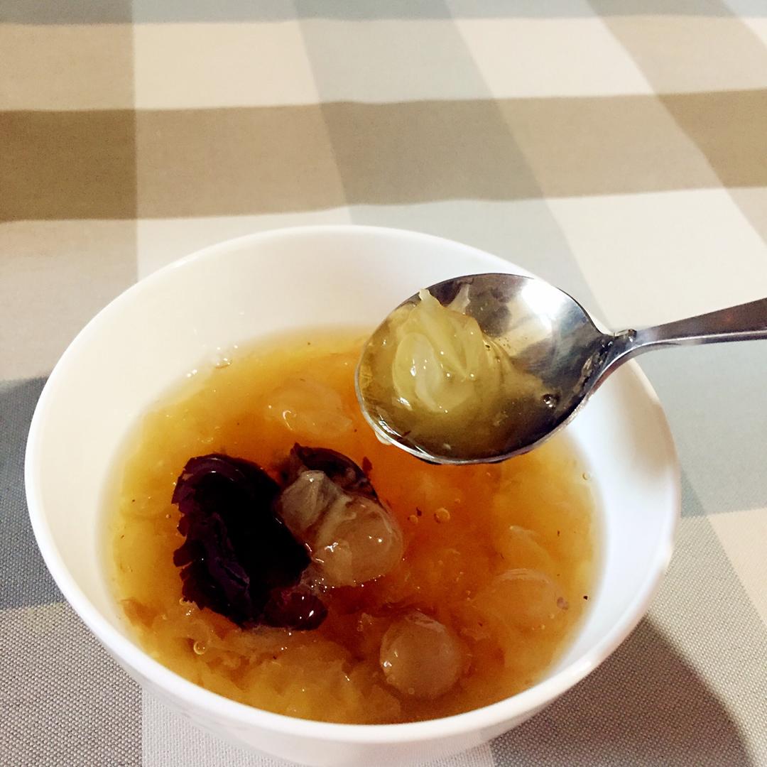 红茶蜂蜜柠檬做的桂圆红枣银耳莲子羹