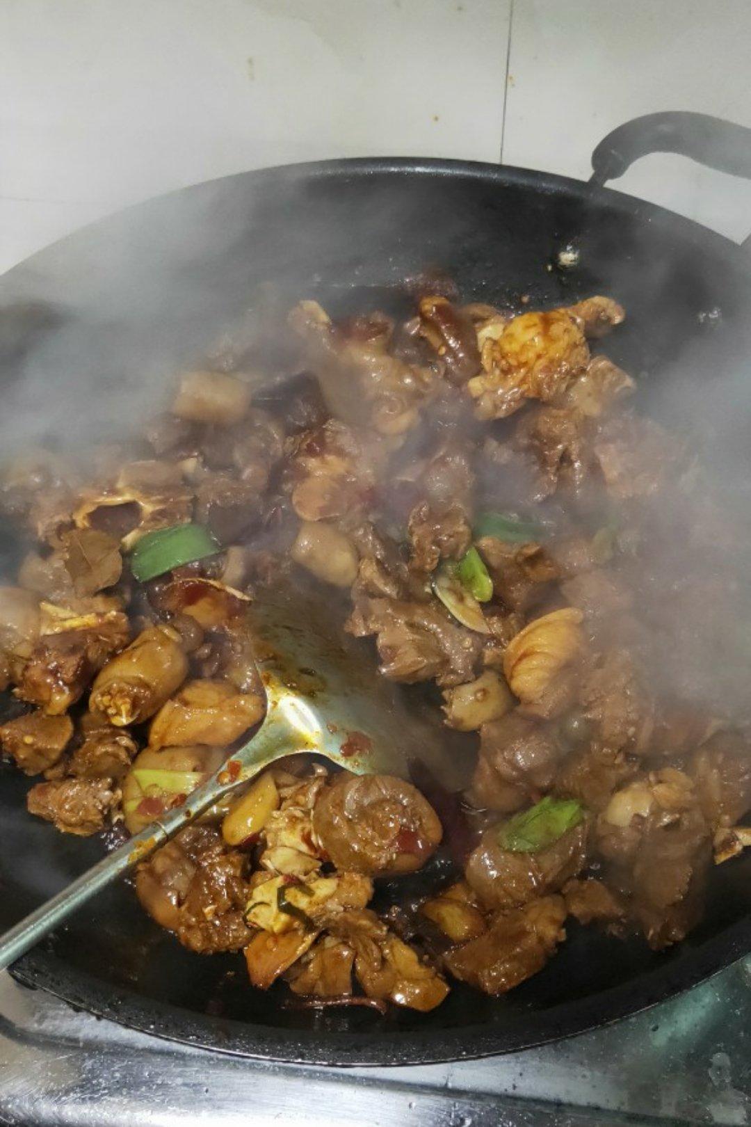 火锅 羊肉火锅 阳梅梅做的羊肉火锅 赞 带皮羊排,胡萝卜,大葱,小葱