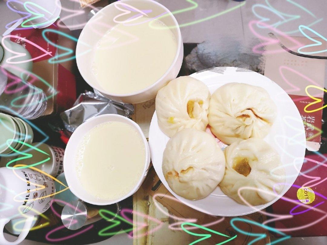 曼慢喜欢你做的豆浆配包子