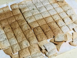 爱不释手☄️☄️??葱香苏打“嘎嘣”小脆片的做法 步骤17