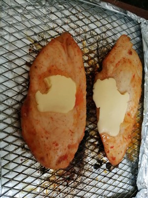Grilled chicken breast with red pepper butter 红辣椒黄油烤鸡胸肉的做法 步骤5