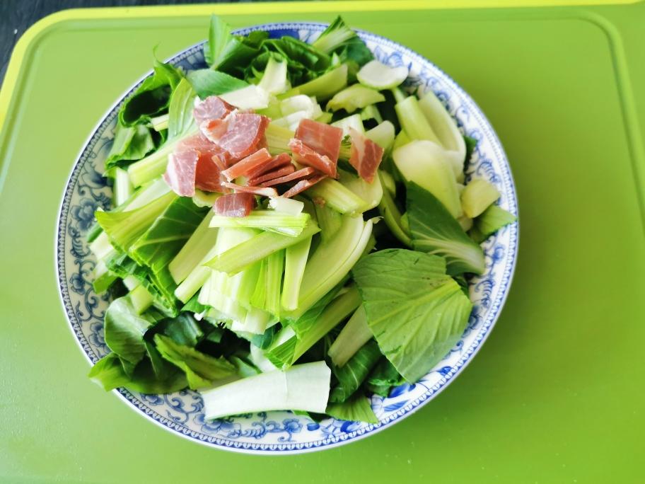火腿芯炒小白菜。