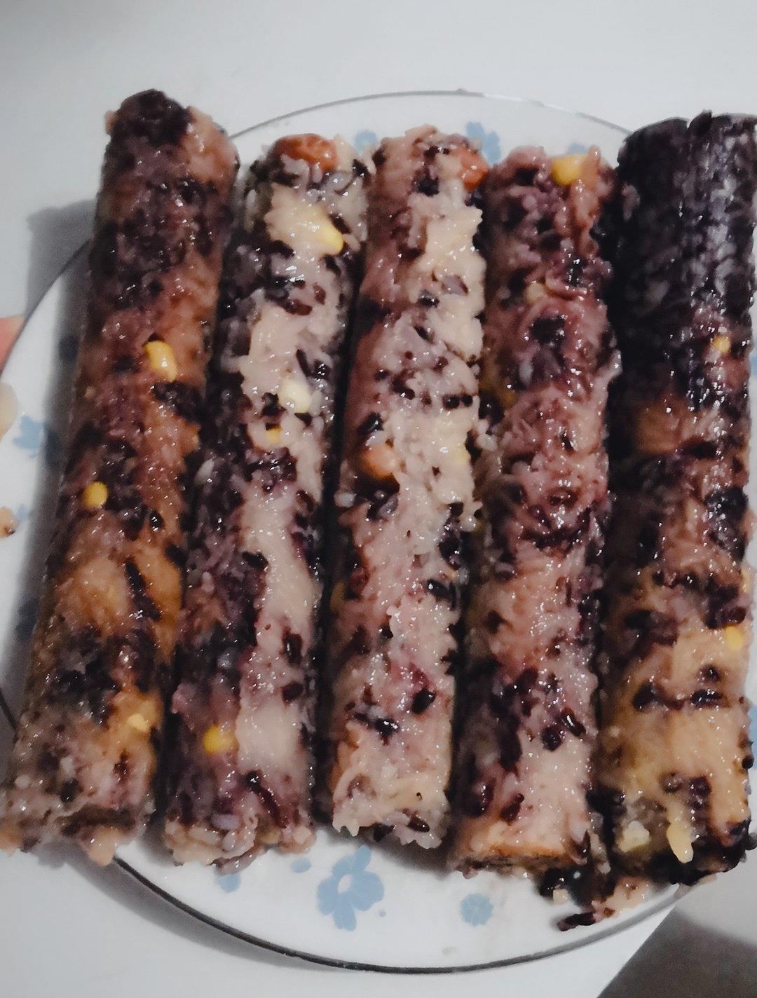 小豆子美食做的竹筒粽子
