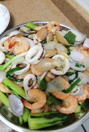 简单粗暴的海鲜大杂烩的做法 步骤7