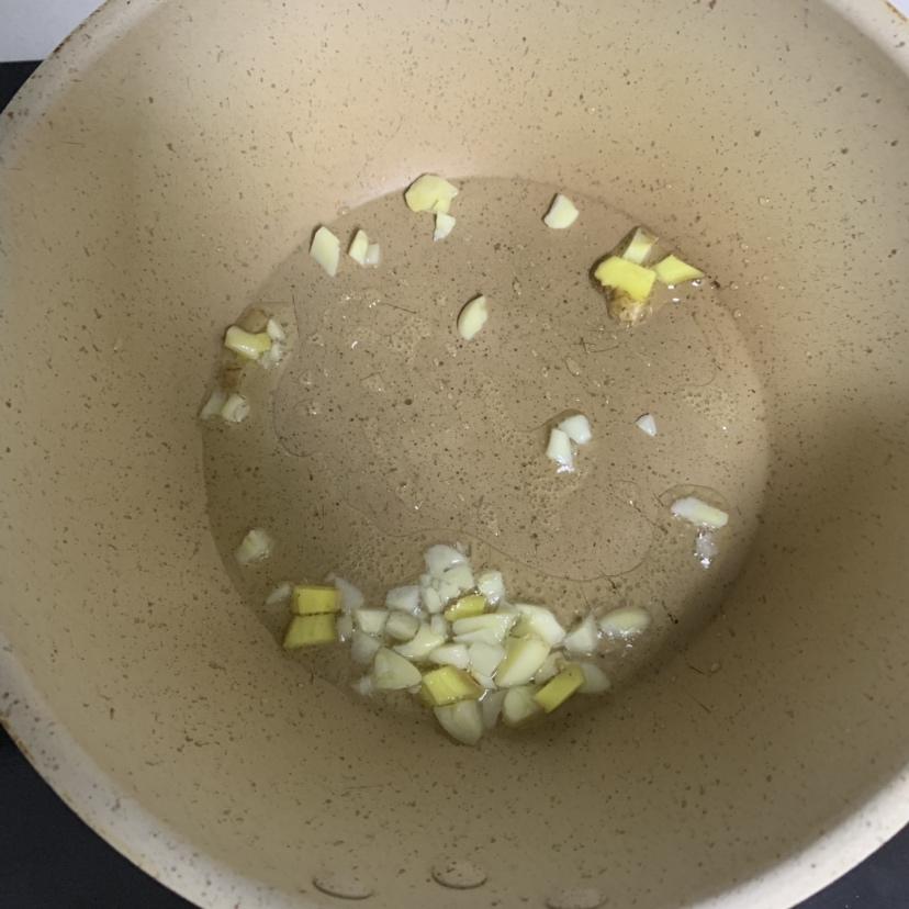 炒牛肉海鲜菇