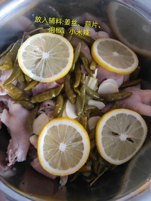 酸辣可口柠檬泡椒鸡爪的做法 步骤4