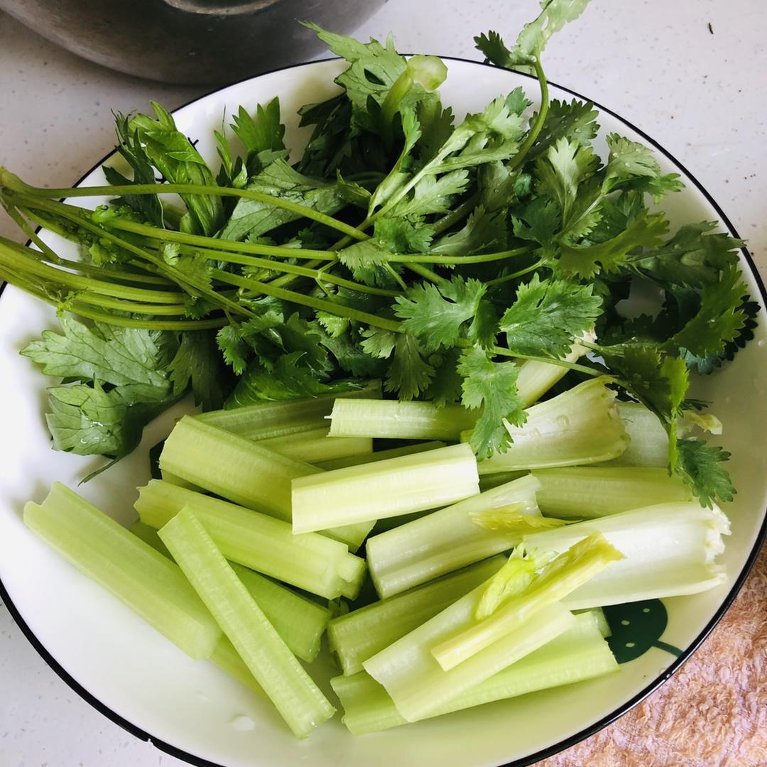 备料:香菜,芹菜