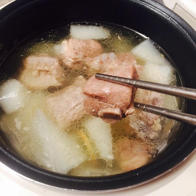 灵境纶做的萝卜排骨汤