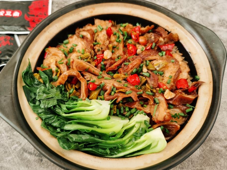 牵肠挂肚(肥肠猪肚)煲仔饭