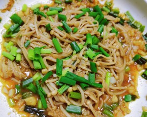 快手菜微波炉金针菇的做法 步骤3