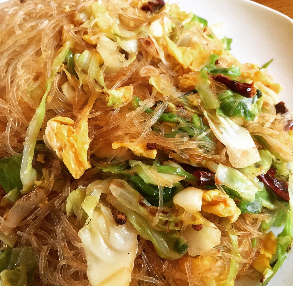 粒粒灰做的包菜粉丝炒鸡蛋