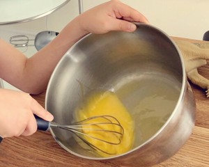 简单松软戚风蛋糕方子的做法 步骤2
