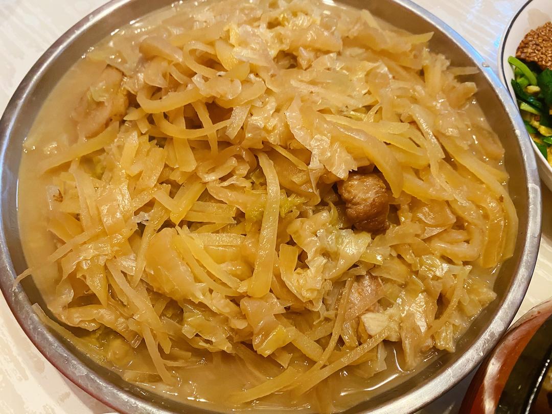 真的超级好吃!酸菜的酸是那种很开胃的~ 再配上大米饭 哎呦!
