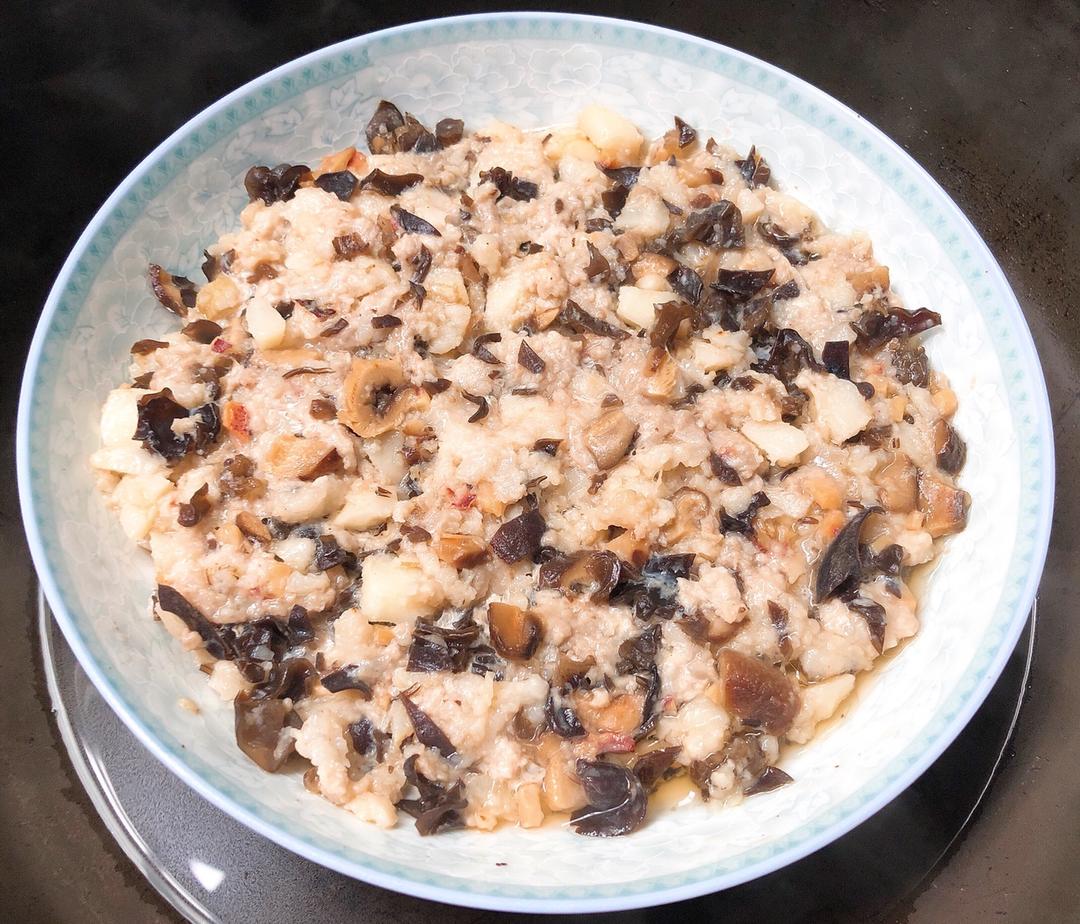 口感清爽鲜味的冬菇云耳马蹄鱿鱼肉饼