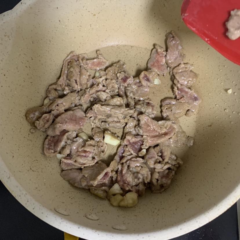 炒牛肉海鲜菇