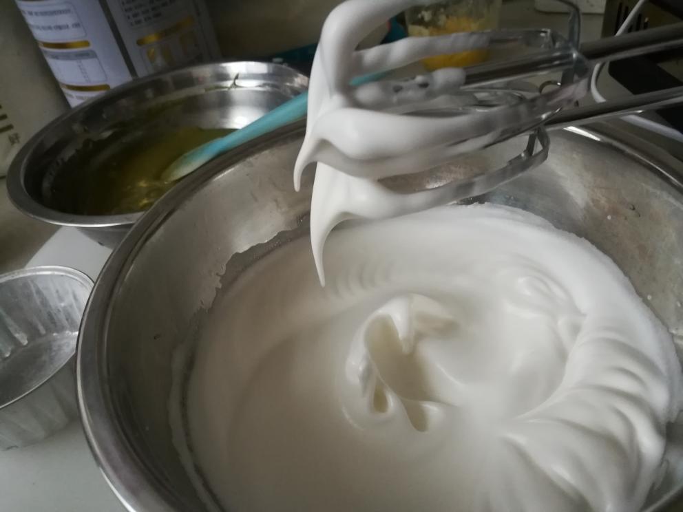 【三味蛋糕卷 (抹茶，可可，红曲)的做法步骤图】环丶丫头-制作