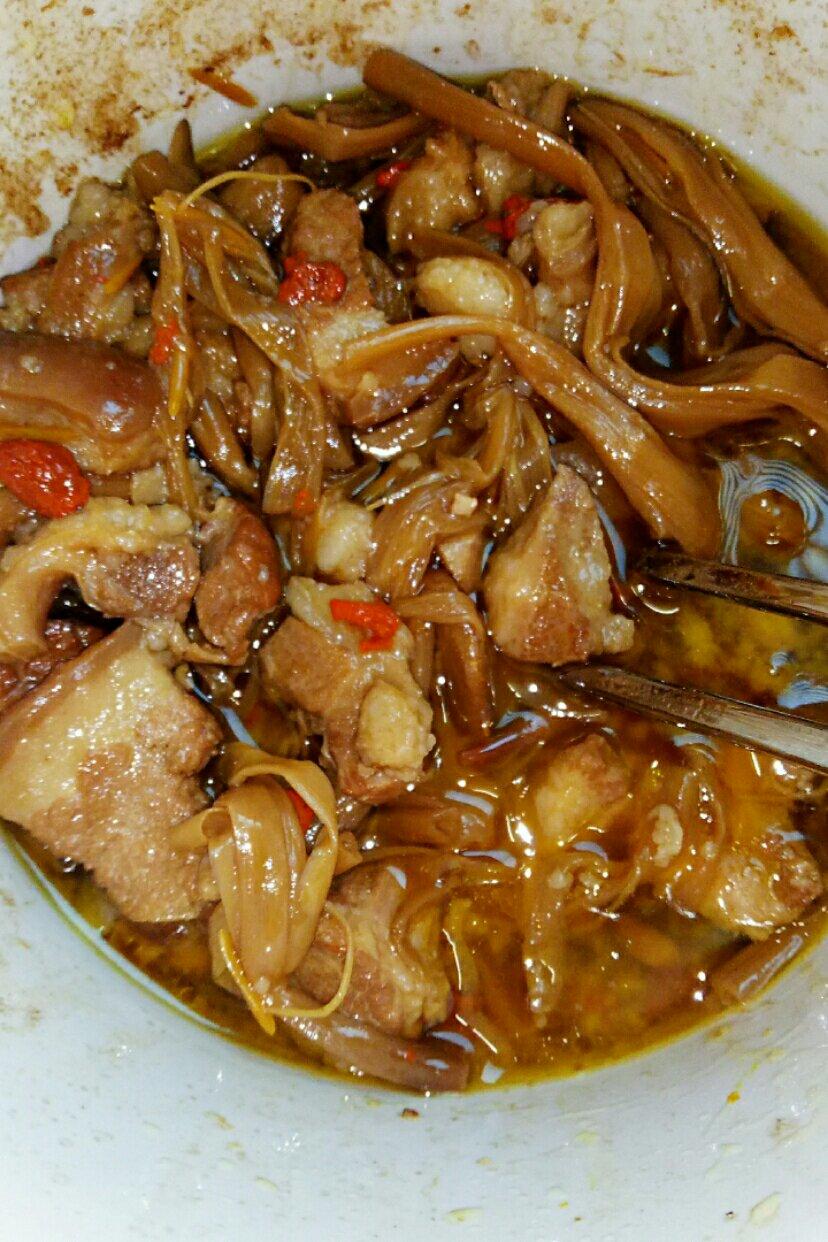 小猪仔麻麻做的黄花菜炖肉