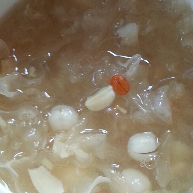 银耳莲子羹