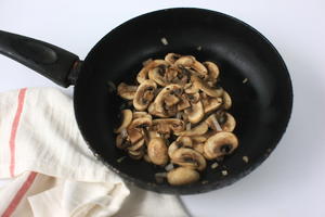 黄油蘑菇煎蛋卷的做法 步骤3