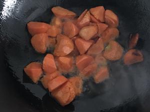 肉片烧胡萝卜（烧红根）的做法 步骤2