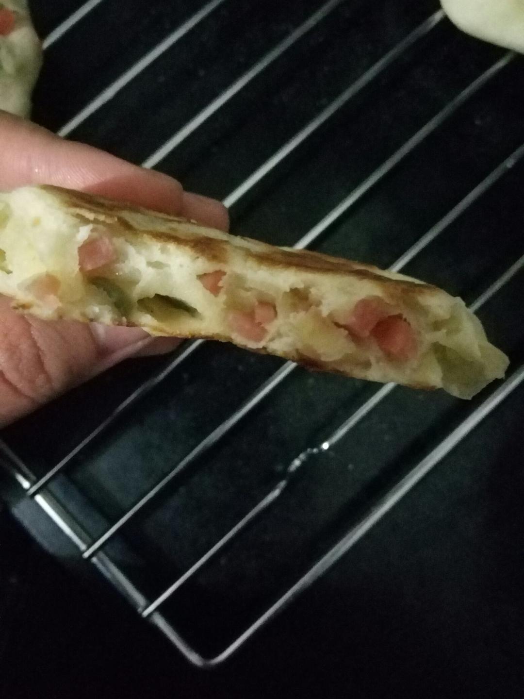 好吃好看简单易学的香葱火腿肠发面小饼
