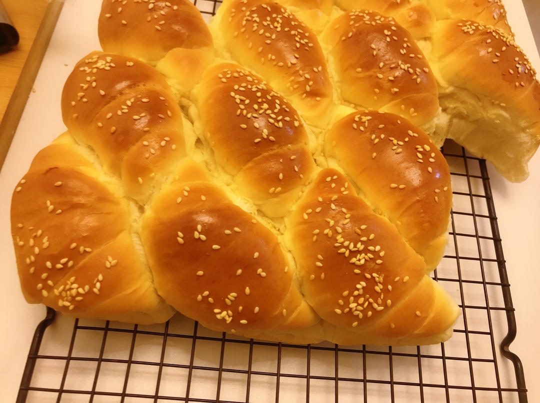 超拉丝奶香面包卷柔软小餐包