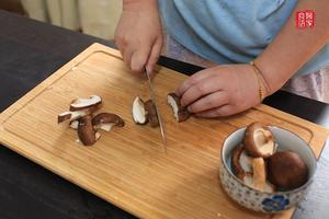 【医家食语】玉米蘑菇炖汤的做法 步骤5