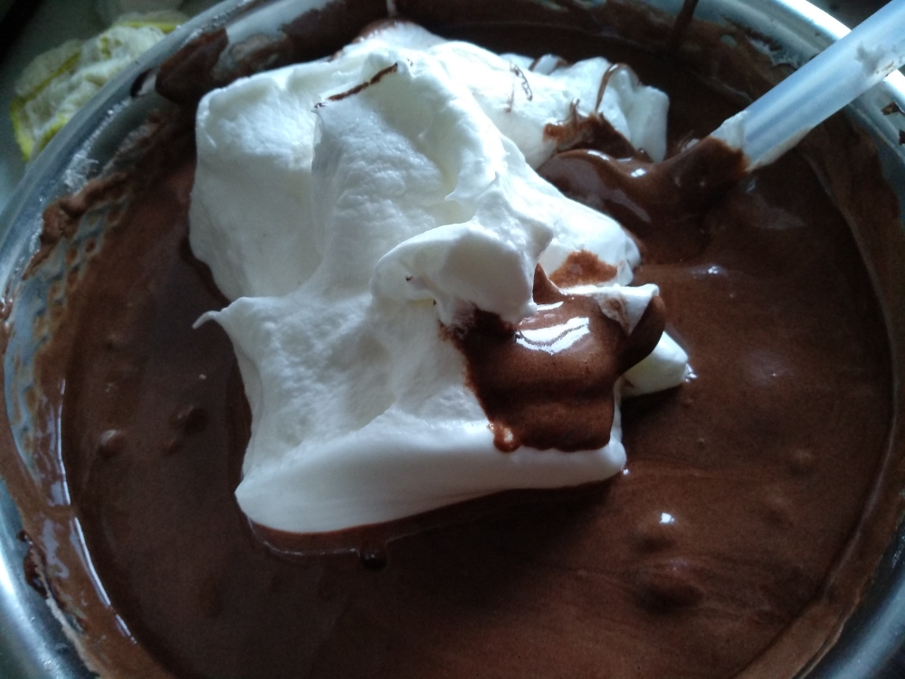 脆皮巧克力榛子瑞士卷的做法 步骤15
