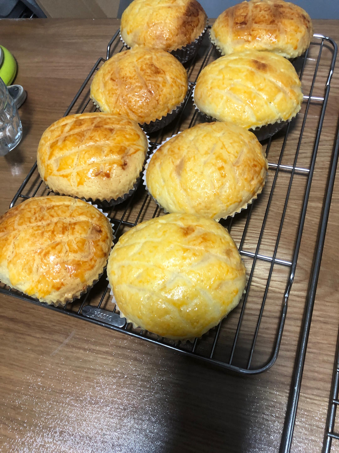 好吃到炸裂的港式菠萝包（附带制作酥皮的小视频）