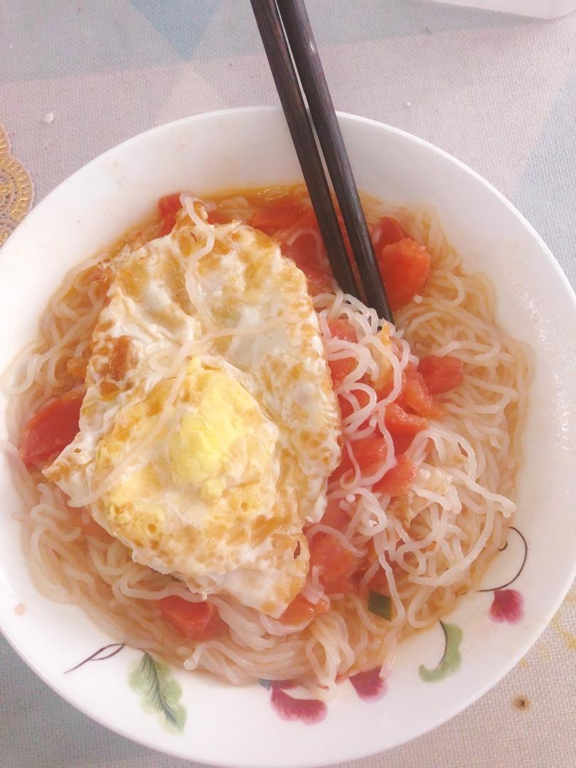 番茄鸡蛋汤米粉，教你煮出红色的汤，早餐来一碗元气满满