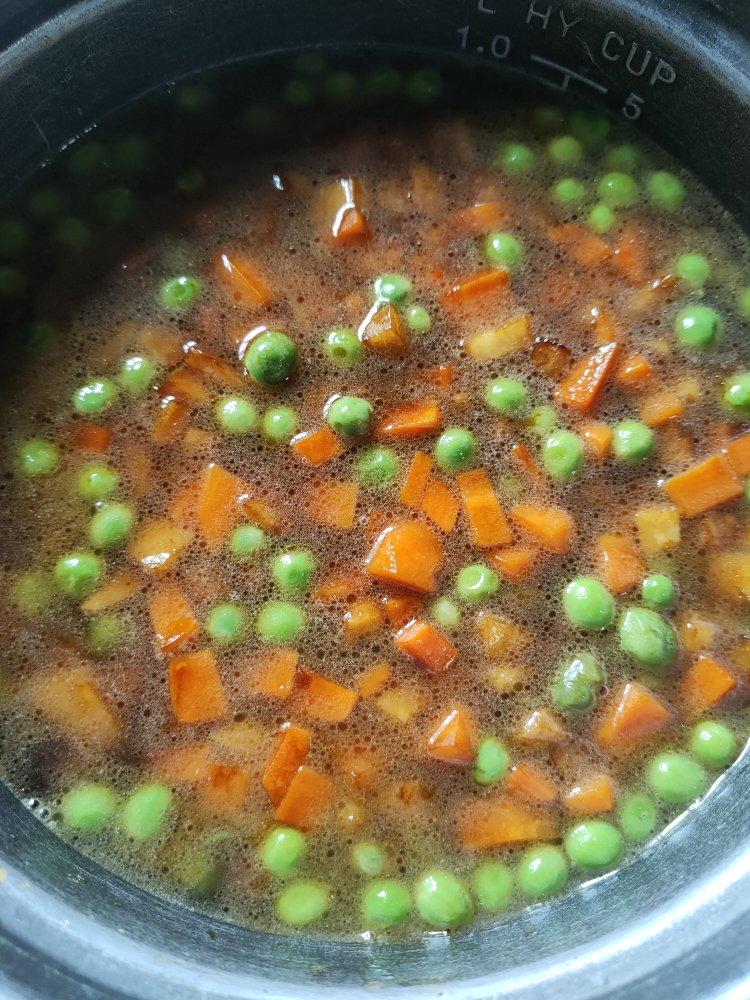 香肠土豆胡萝卜豌豆焖饭