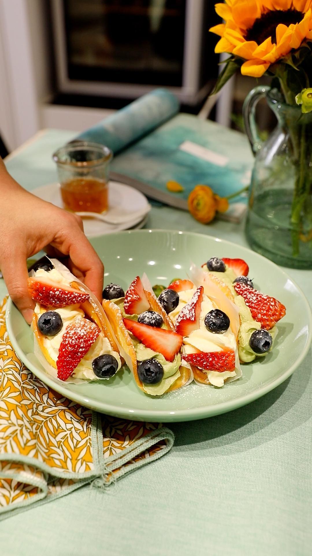 草莓抱抱卷的做法