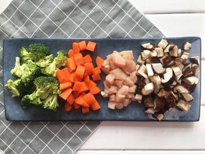 胡萝卜炒西兰花+鸡胸肉蘑菇意面的做法 步骤1