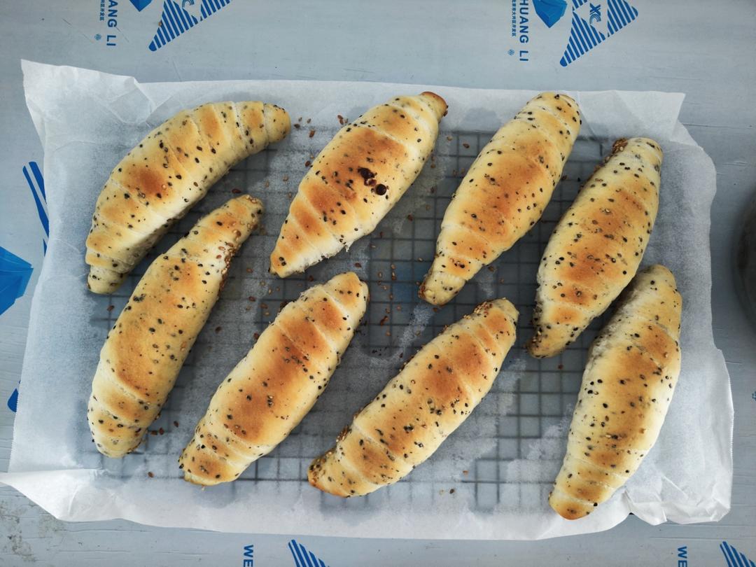 咸香黑芝麻盐面包