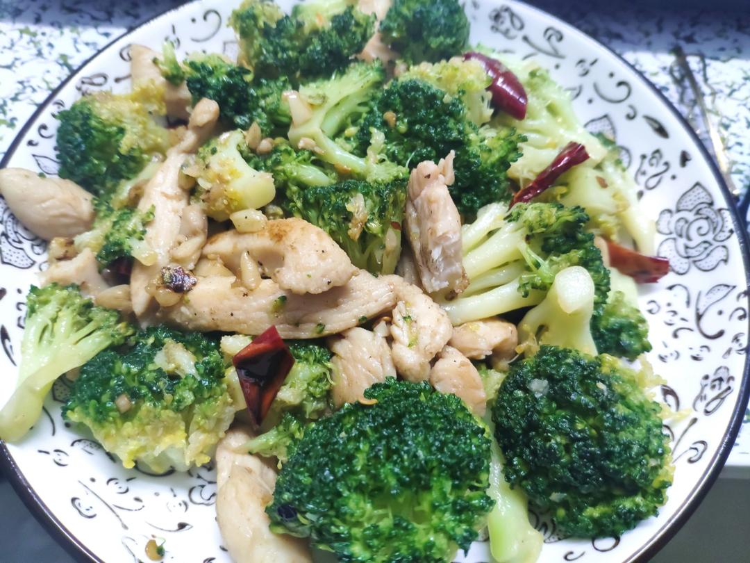 鸡胸肉炒西兰花