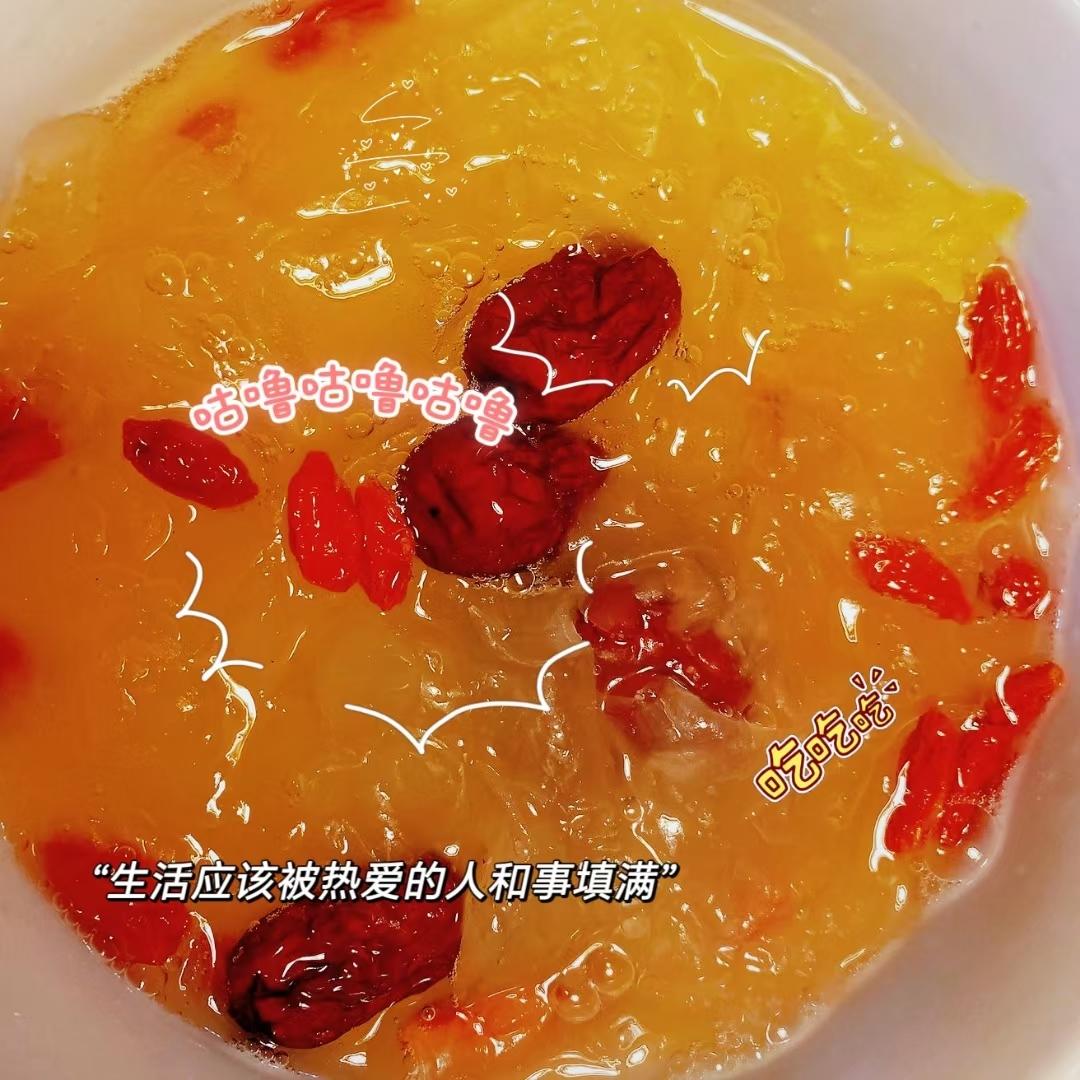 【电饭锅版】冰糖银耳莲子羹（有手就能做，没有任何难度！）