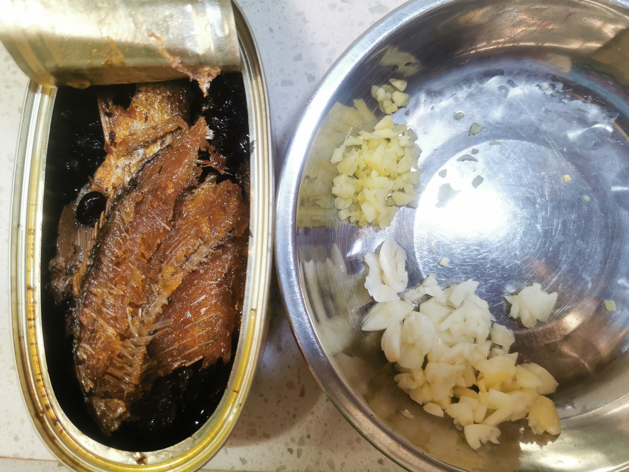 豆豉鲮鱼油麦菜，给青菜加一点肉的做法 步骤3
