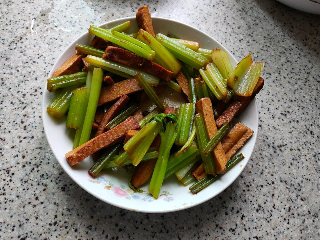 午餐晚餐简单快手下饭菜芹菜炒香干