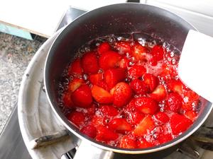 【偶尔放肆】草莓酱夹心蛋糕卷（小四卷）的做法 步骤2