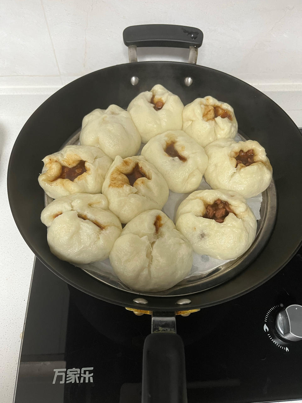 云朵般松软爆浆蜜汁叉烧包