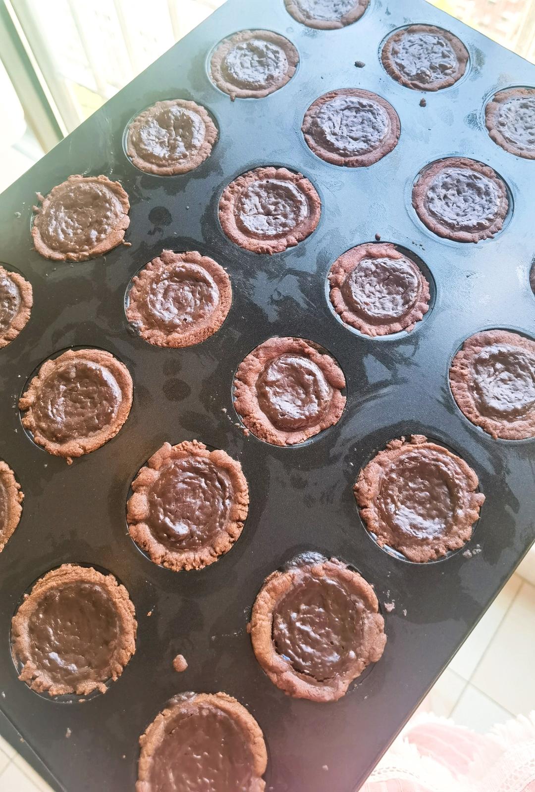 最喜欢吃甜品了，可是好怕胖哦——来个特别小的巧克力挞吧？