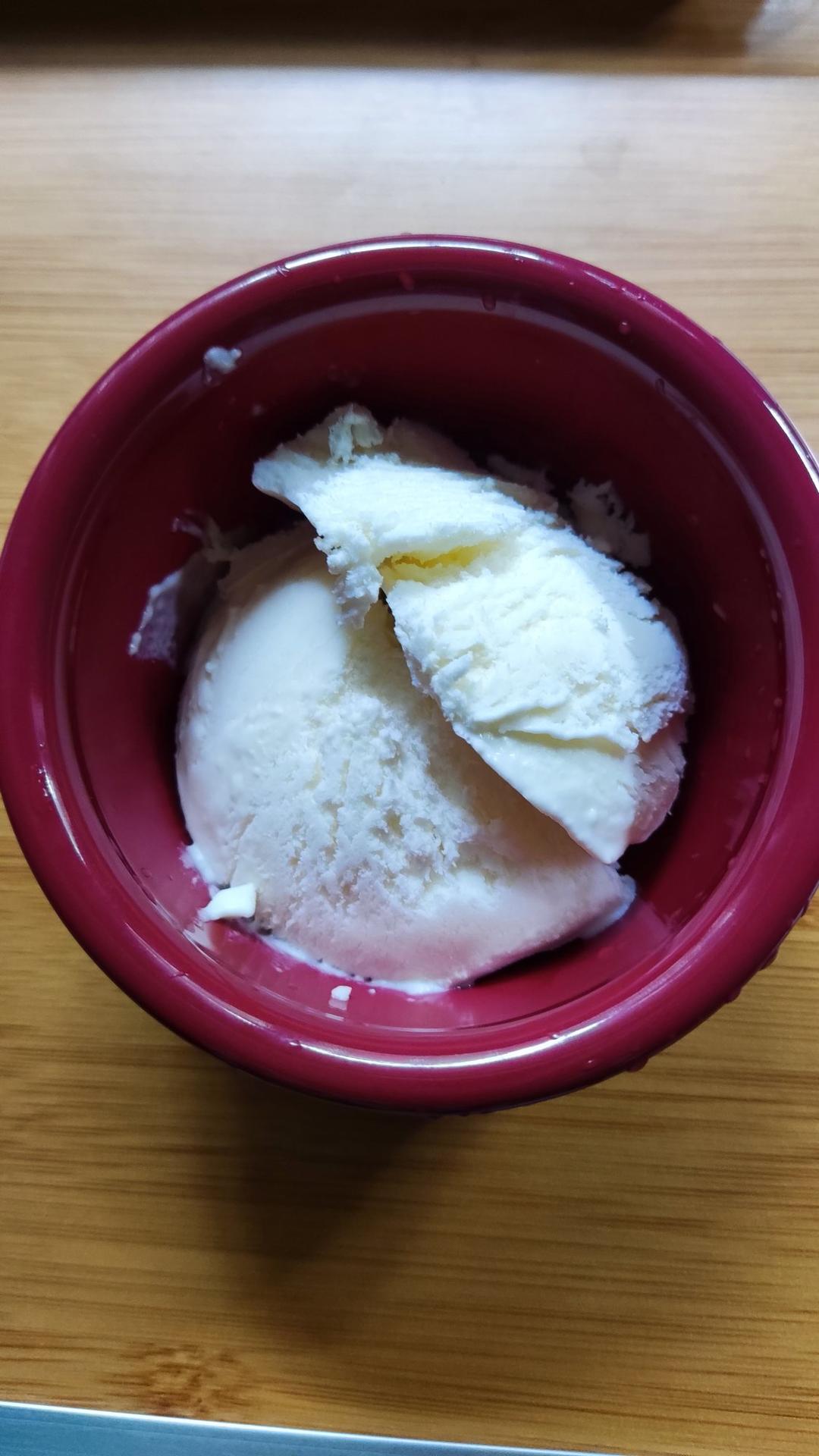 香草冰淇淋，超简单零失败，不输给哈根达斯的口感，消耗淡奶油无蛋黄，丝滑口感加上浓浓的奶香味。