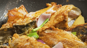 在顺德常吃的名菜【煎焗鱼头】的详细做法的做法 步骤9