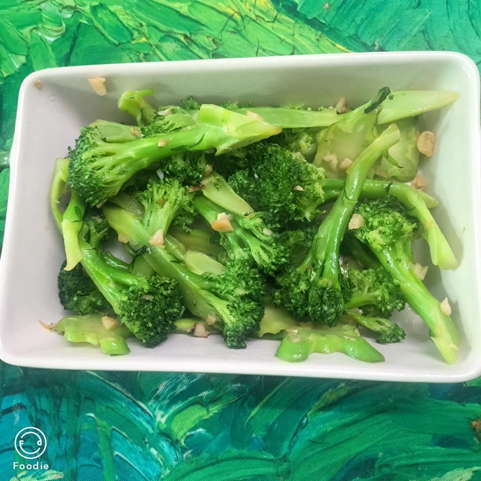 好吃到爆的耗油蒜蓉西兰花(从不修图，喜欢请关注)