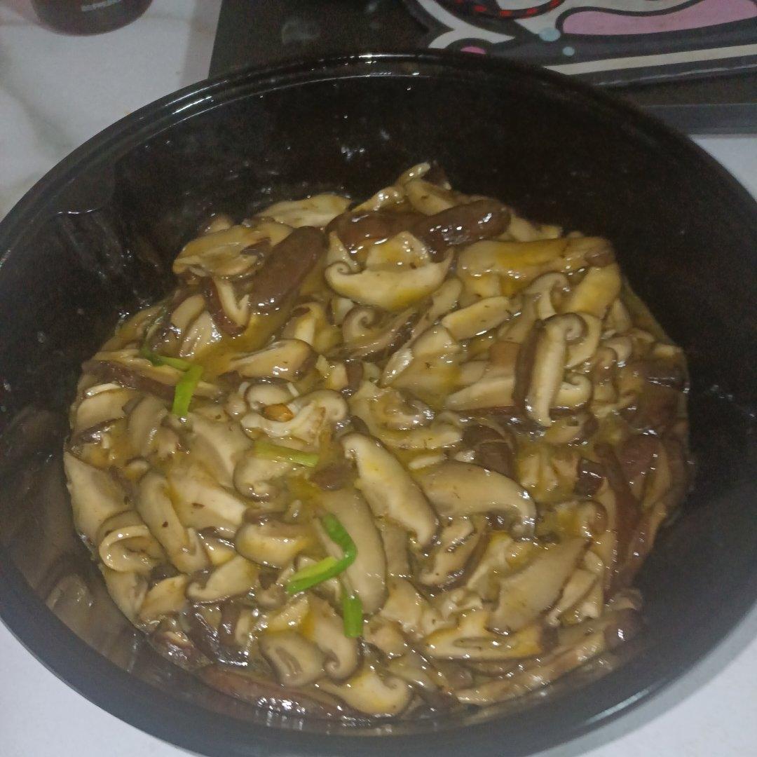 鲜香嫩滑！好吃不胖的蒜香炒口蘑！