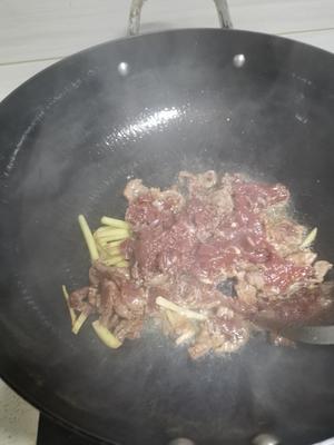 家常胡萝卜丝炒牛肉的做法 步骤3