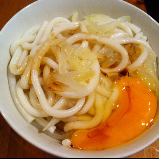 生鸡蛋拌乌冬面