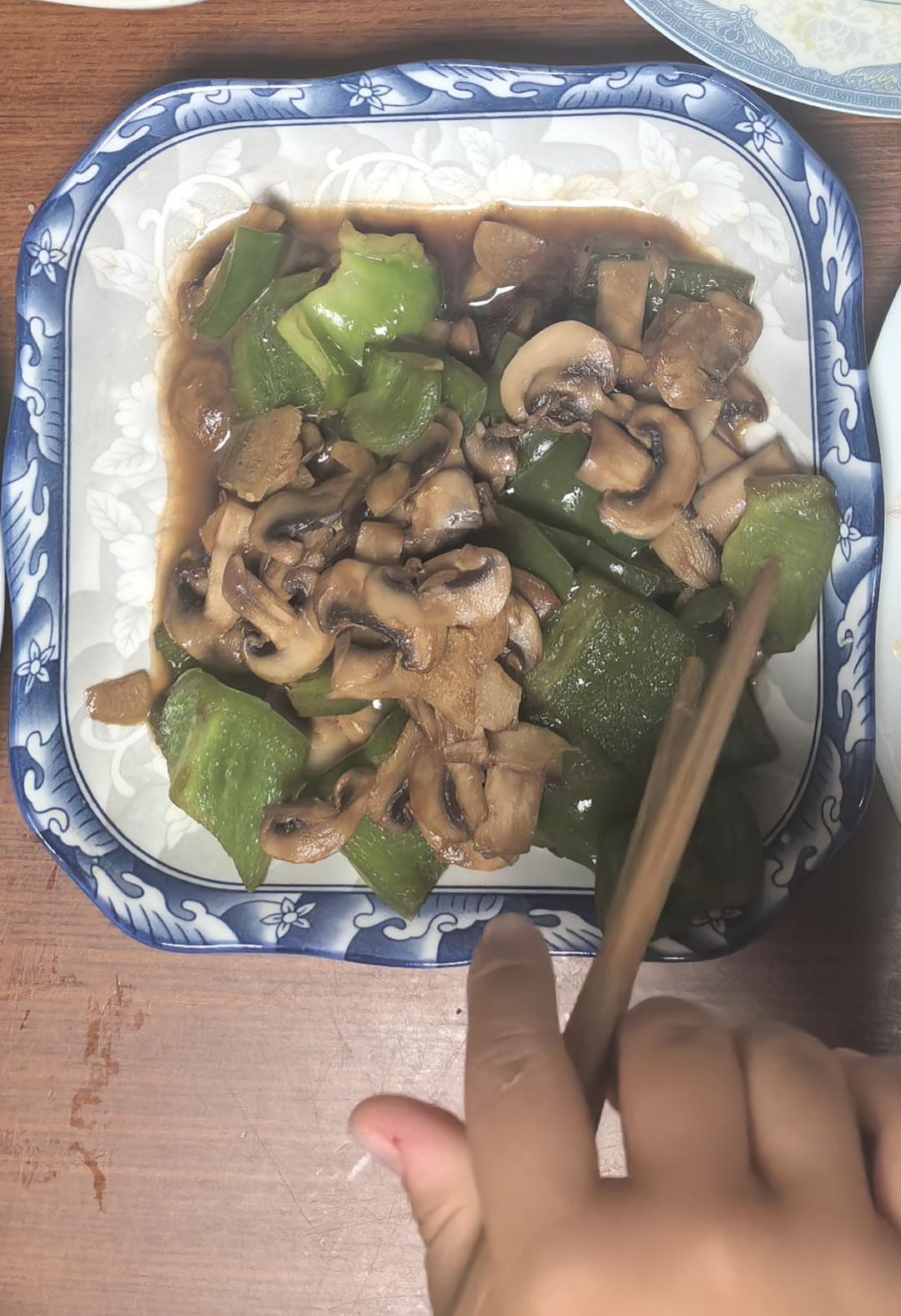 素菜天花板！蒜香青椒口蘑，鲜到舔盘，减脂闭眼冲🍄